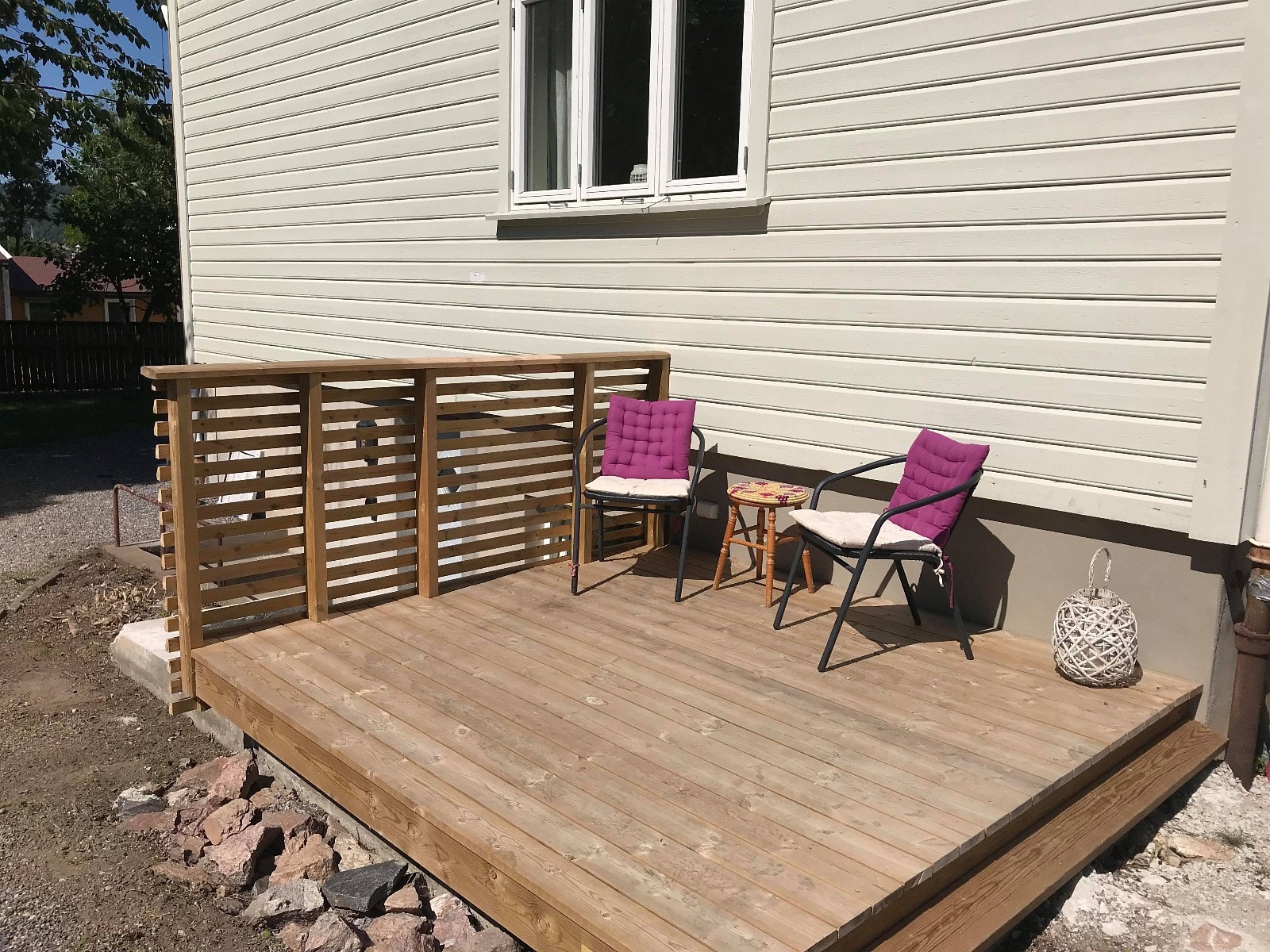 Solrik terrasse. Rekkverk er malt i samme farge som hus. Møblement byttet ut. Uttrekkbar levegg montert. Galleribilde