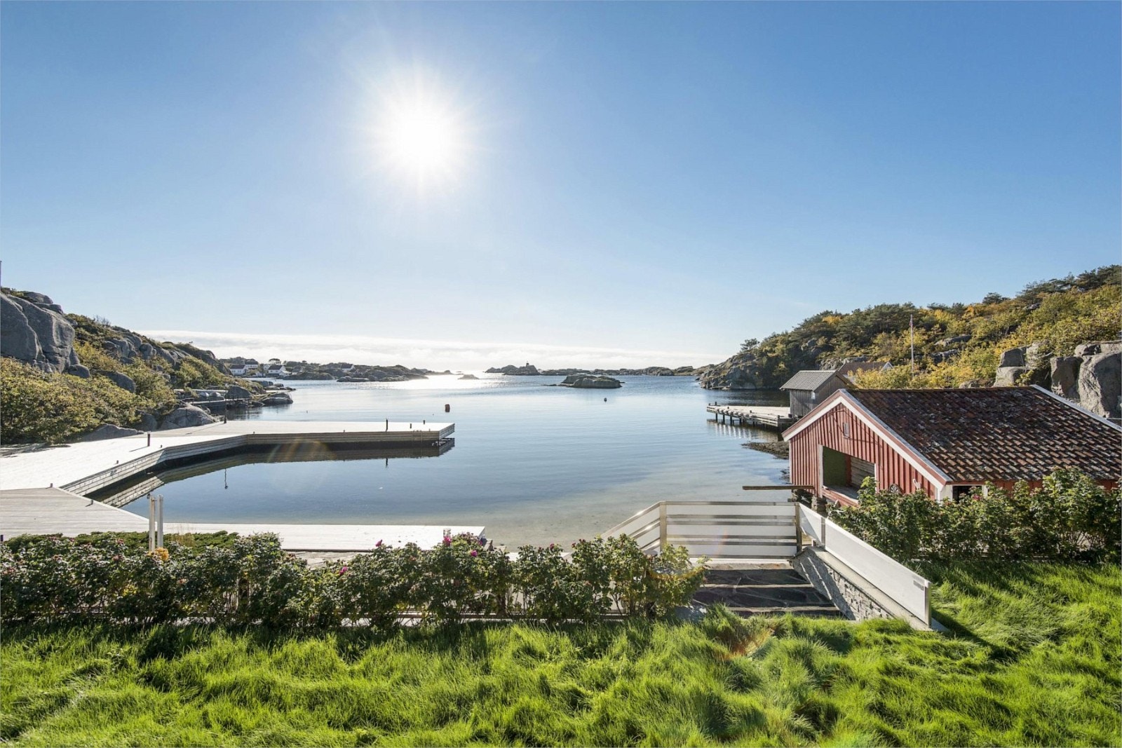 Fra huset er det meget flott utsikt utover sjøen mot havet Galleribilde