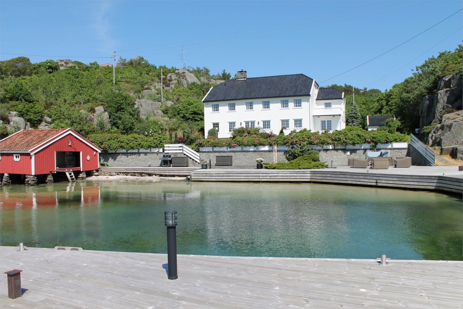 Eiendommen har en nydelig plassering helt i vannkanten Galleribilde