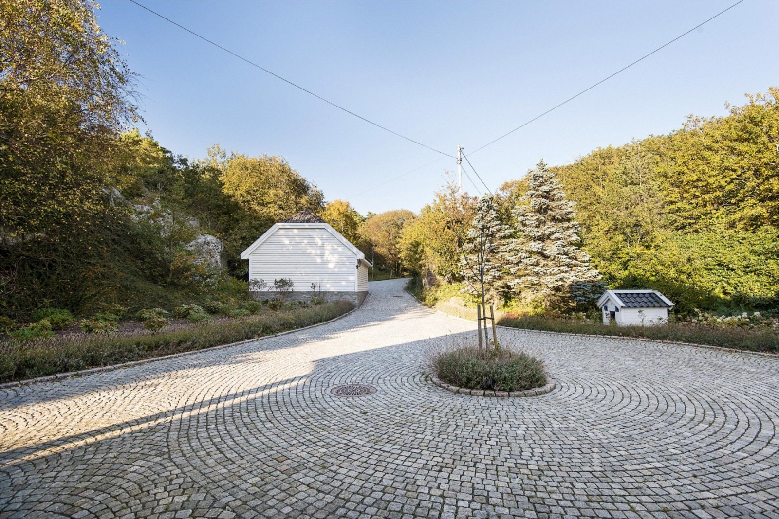 Fra den brosteinsbelagte gårdsplassen Galleribilde