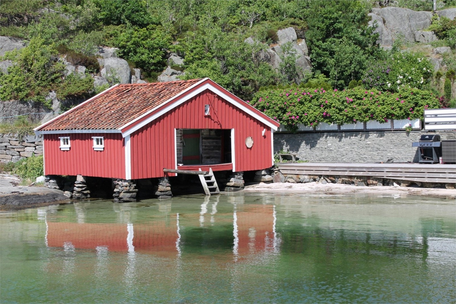 Sjøbua har en fin plassering Galleribilde