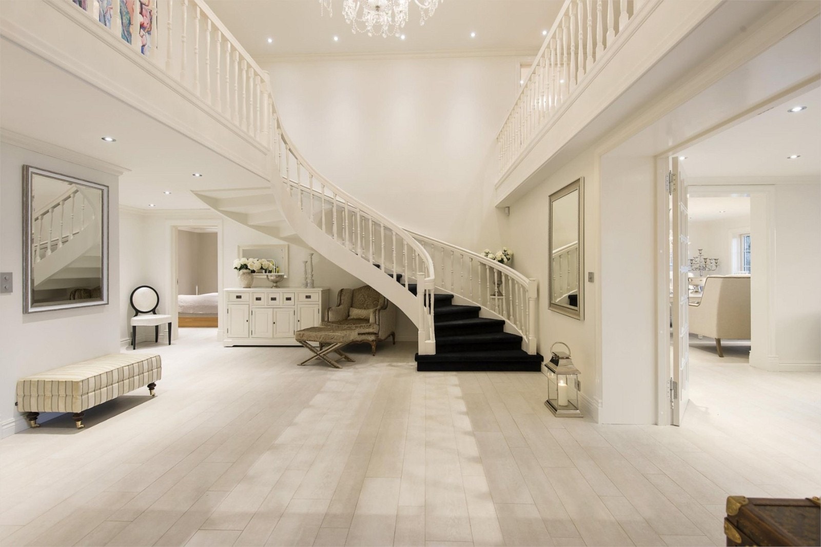 Fra den store hallen ned flott trapp opp til 2.etg. Galleribilde