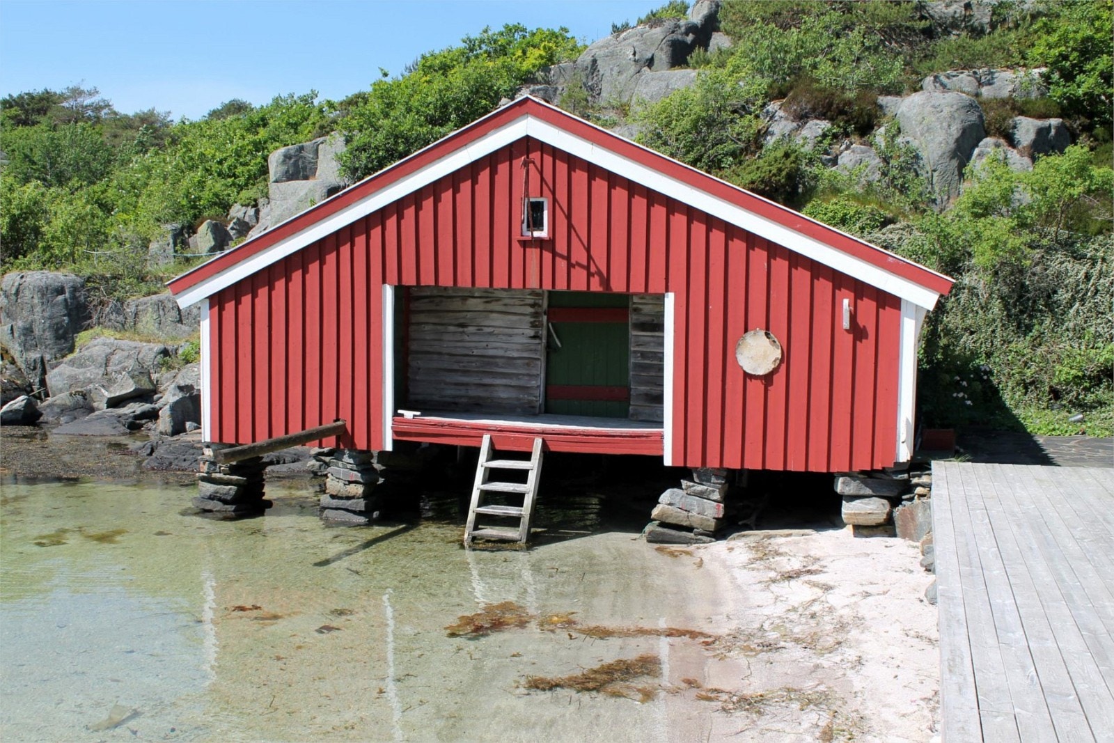 Eldre sjøbu med flott sandstrand utenfor Galleribilde
