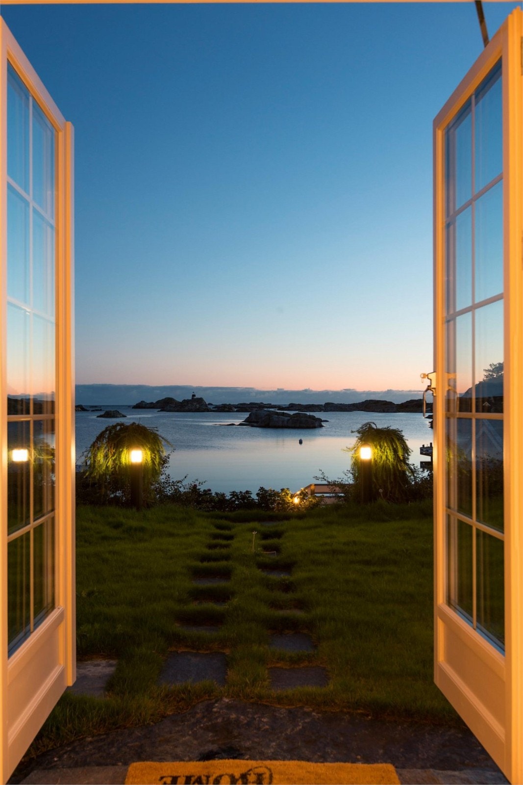 Stemningsbilde fra stuen og ut mot sjøen Galleribilde