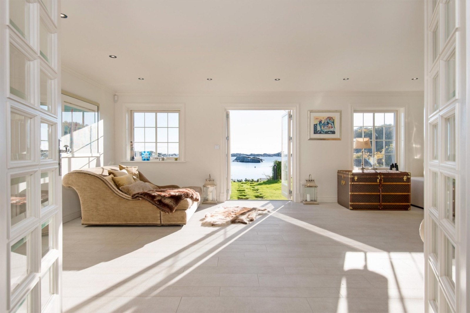 Fra stuen med utsikt ut mot sjøen Galleribilde