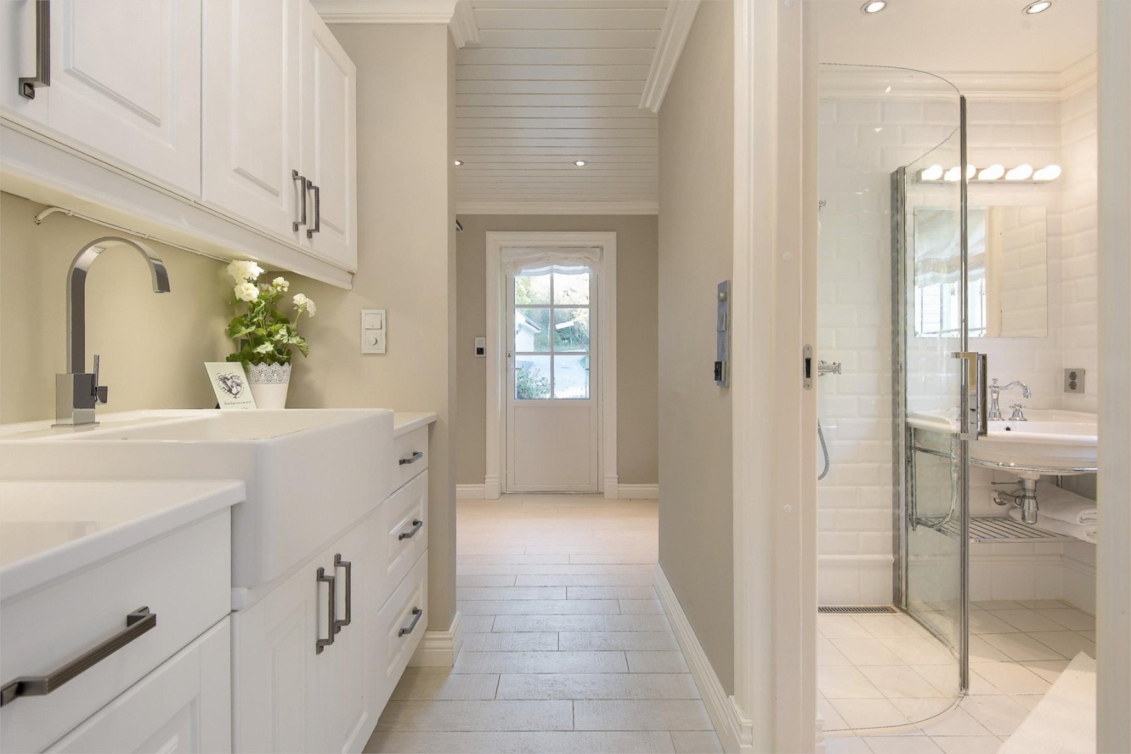 Fra gang, kjøkkenkrok og bad i gjestedel i 1.etg. Galleribilde