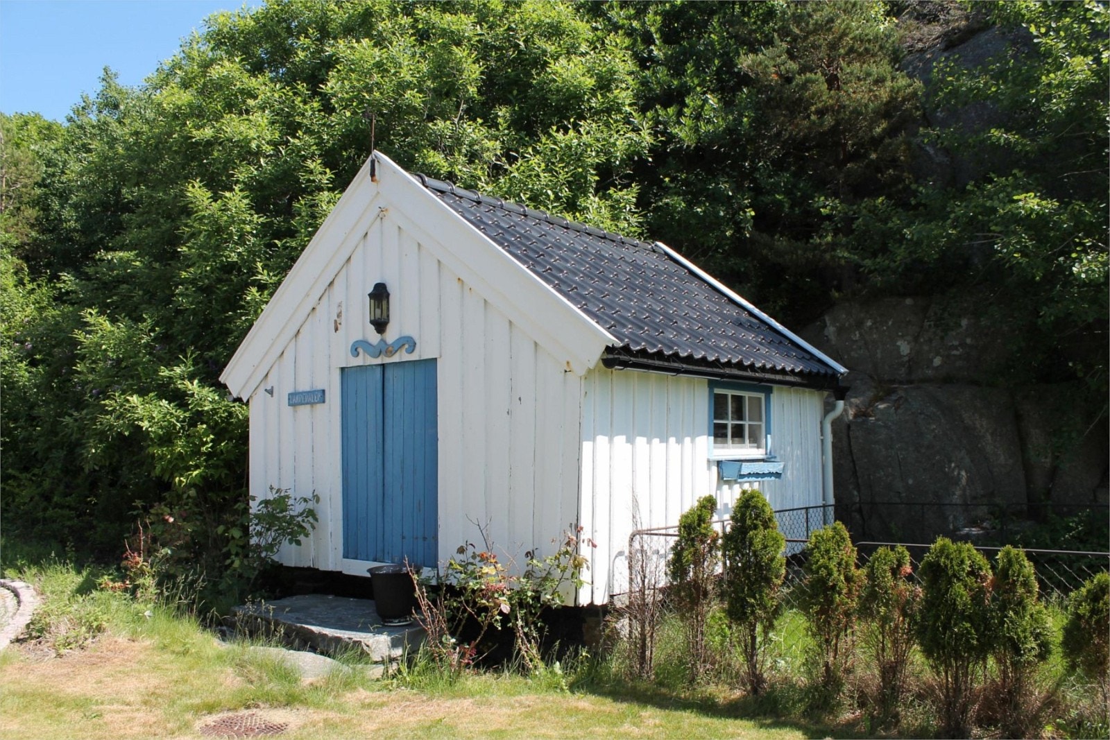 Fra stabburet på tomten med hundegård på siden Galleribilde