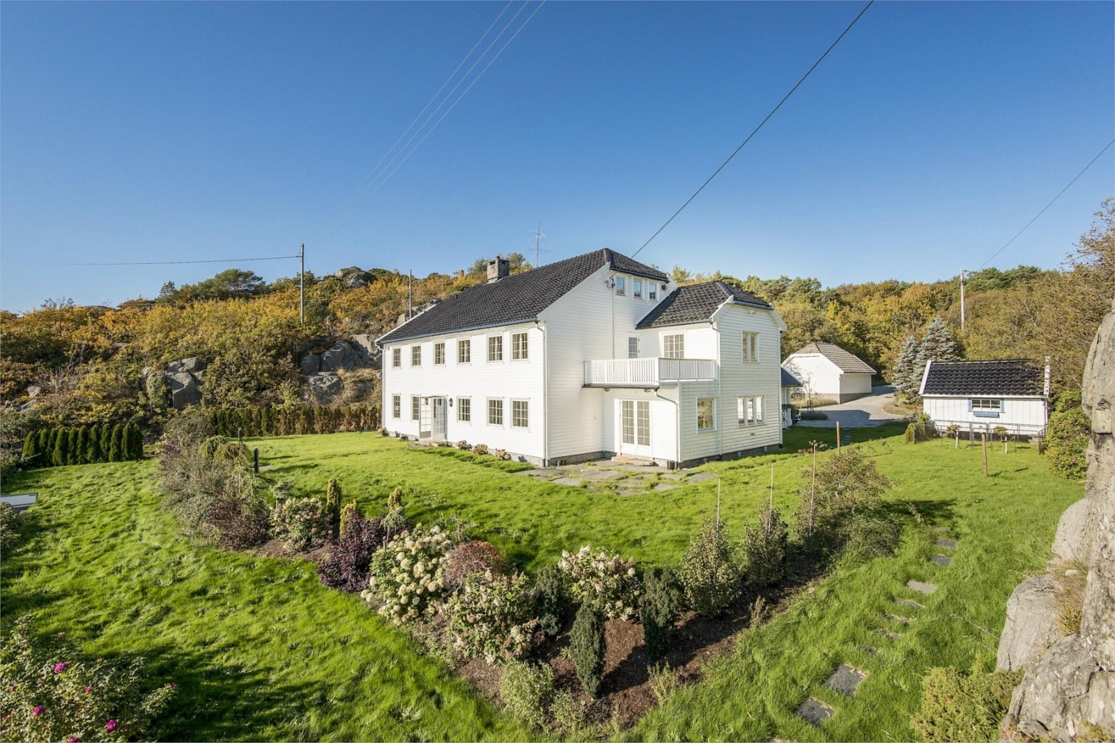 Boligen og hagen utenfor Galleribilde