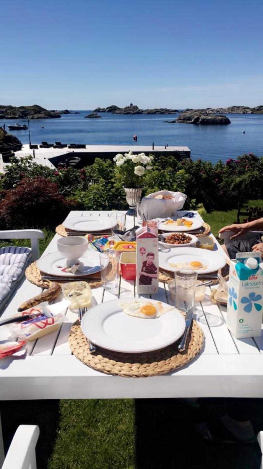 selgers frokostbilde fra eiendommen - med nydelig utsikt ut mot sjøen Galleribilde