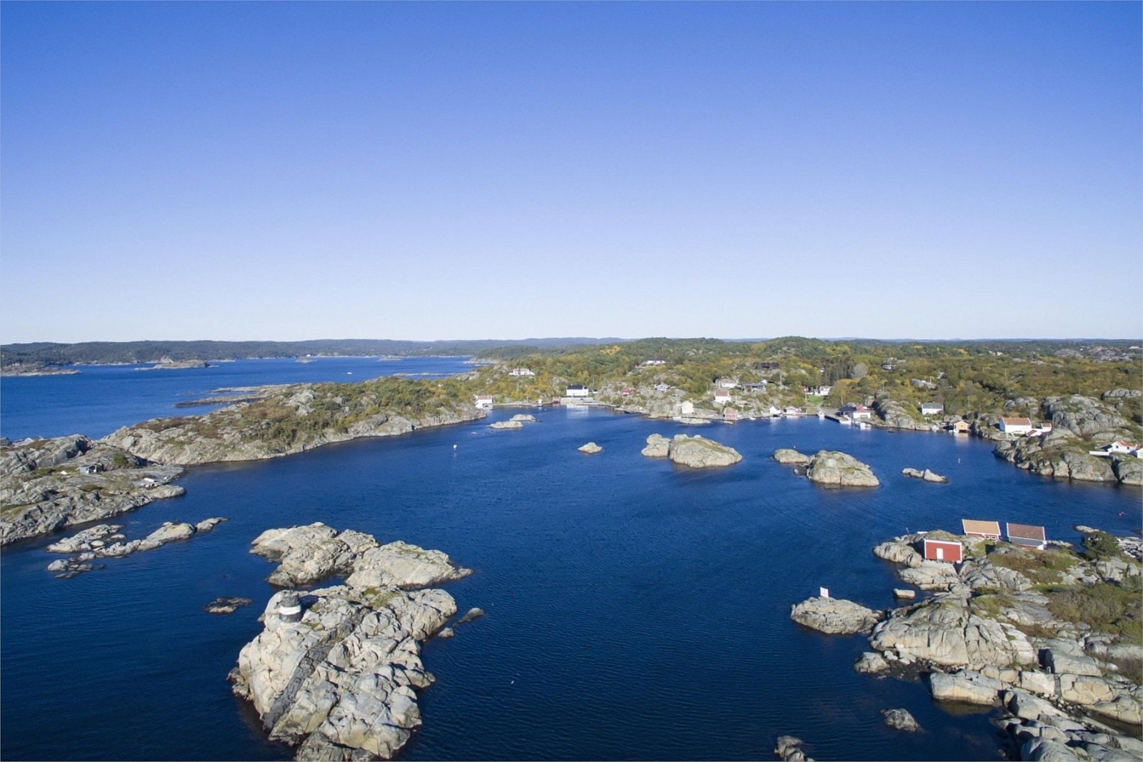 Dronefoto over området ved innseilingen til Ulvøysund Galleribilde