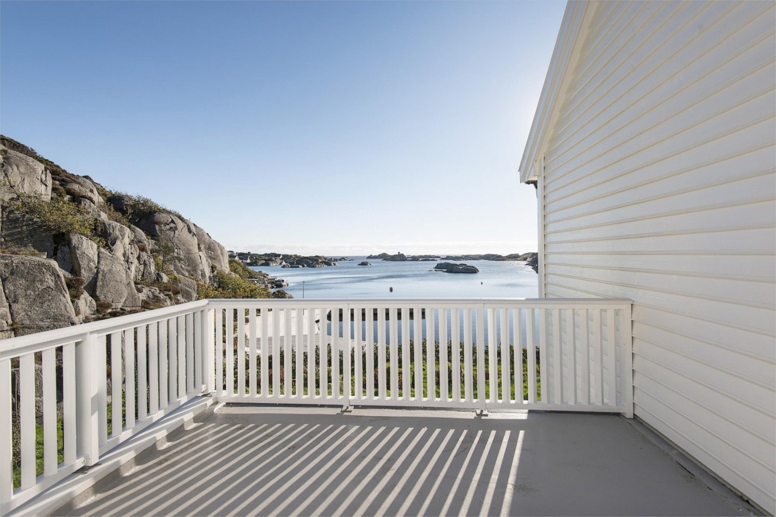 Fra verandaen ut fra 2.etg. med nydelig sjøutsikt Galleribilde