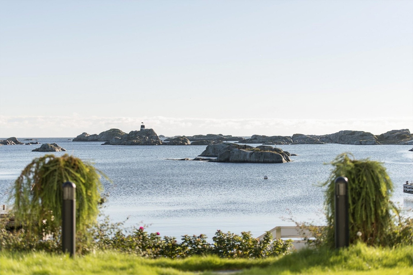 Nydelig utsikt mot sjøen og innseilingen til Ulvøysund Galleribilde