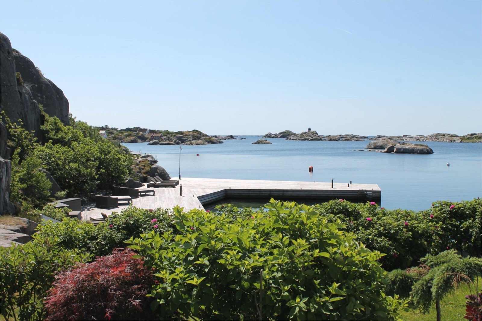 Fra del av hage og bryggeanlegget Galleribilde