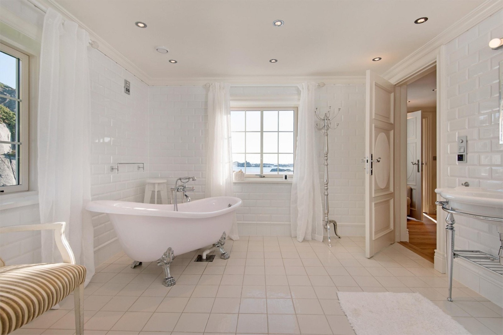 Fra badet i 2.etg. - her kan man sitte i badekaret og se ut mot sjøen Galleribilde