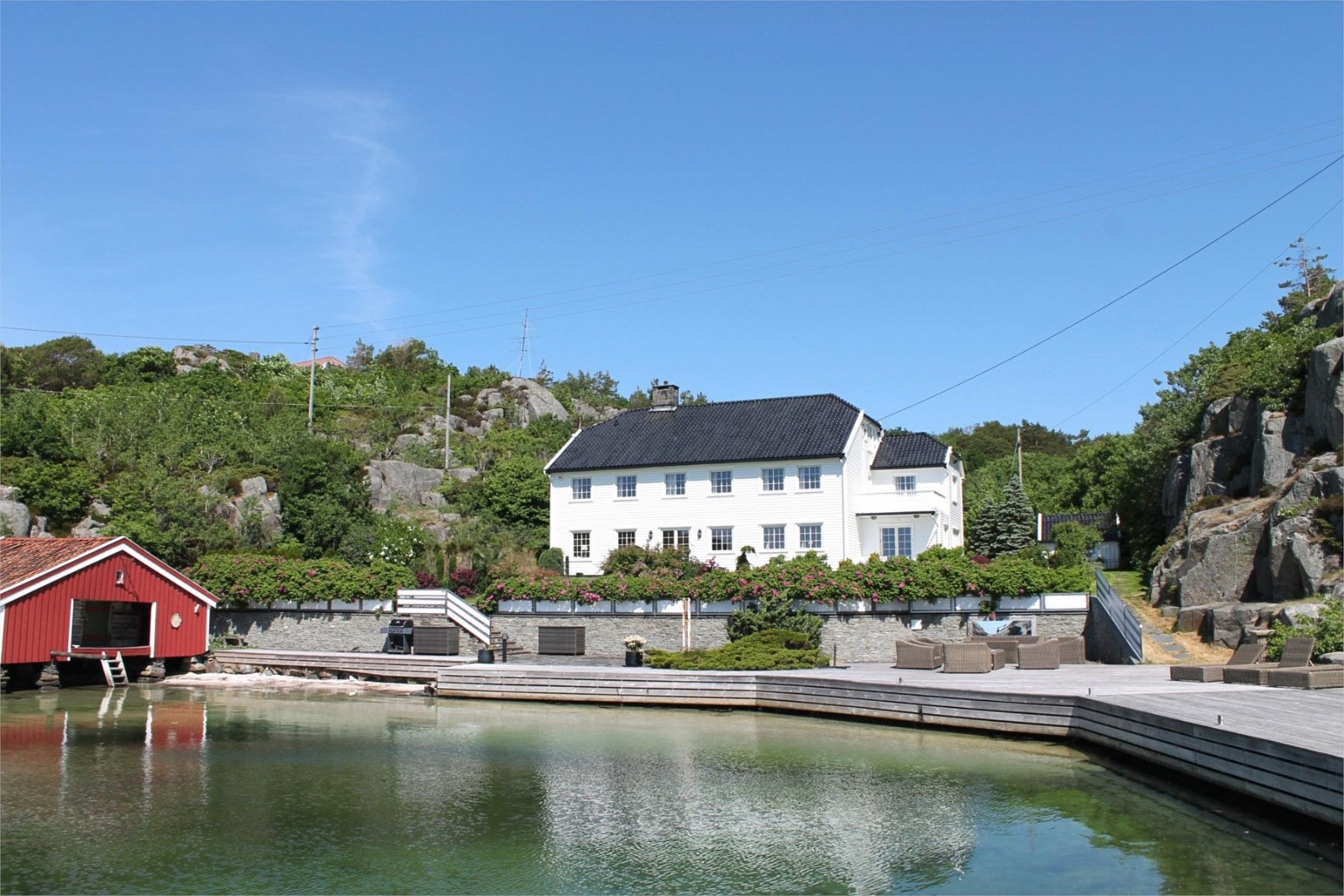 Eiendommen har store bryggeanlegg og uteplasser Galleribilde