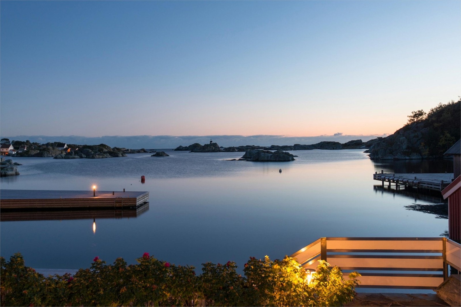 Stemningsbilde fra huset og ut mot sjøen Galleribilde