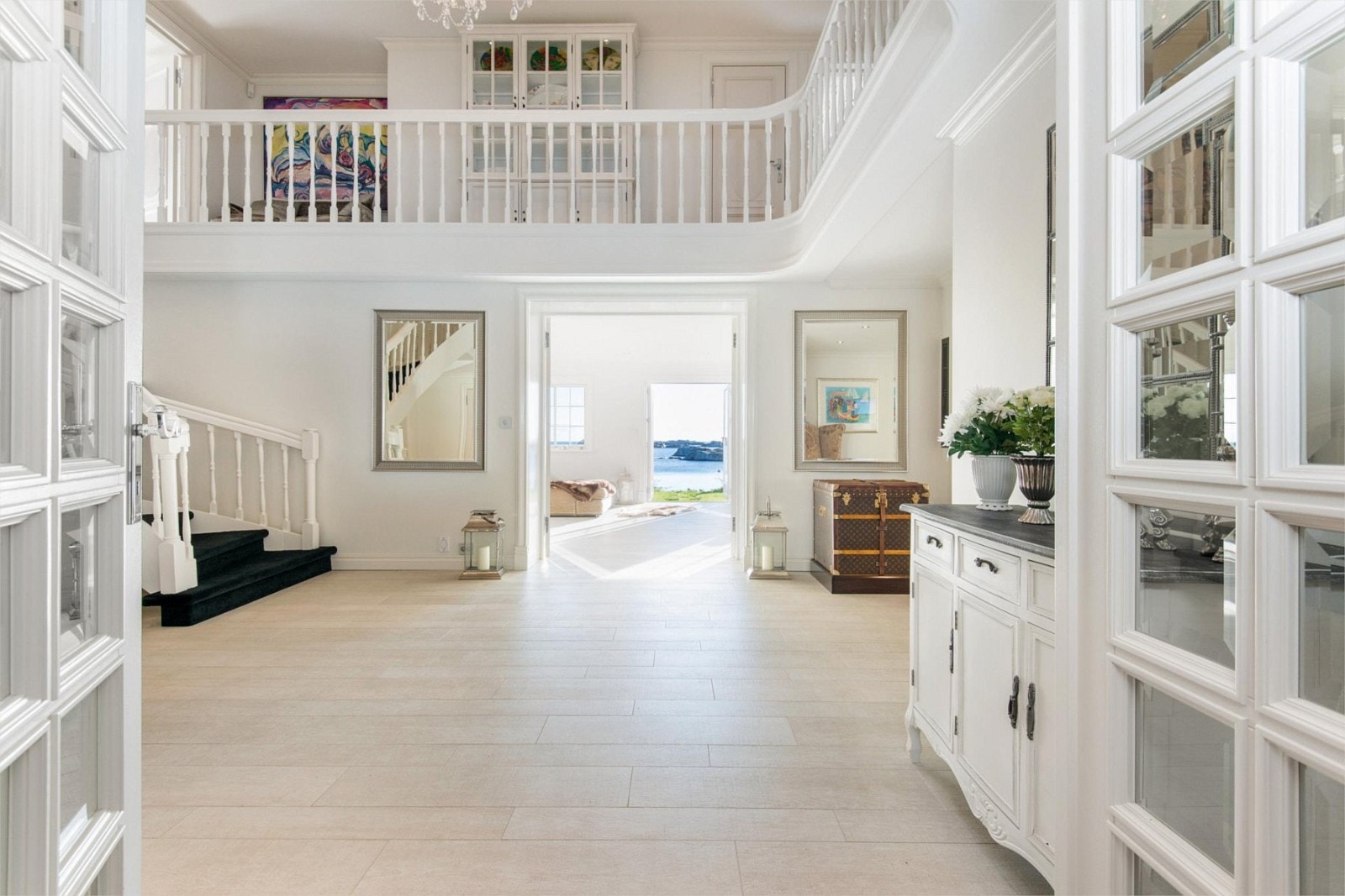 Fra den romslige hallen Galleribilde