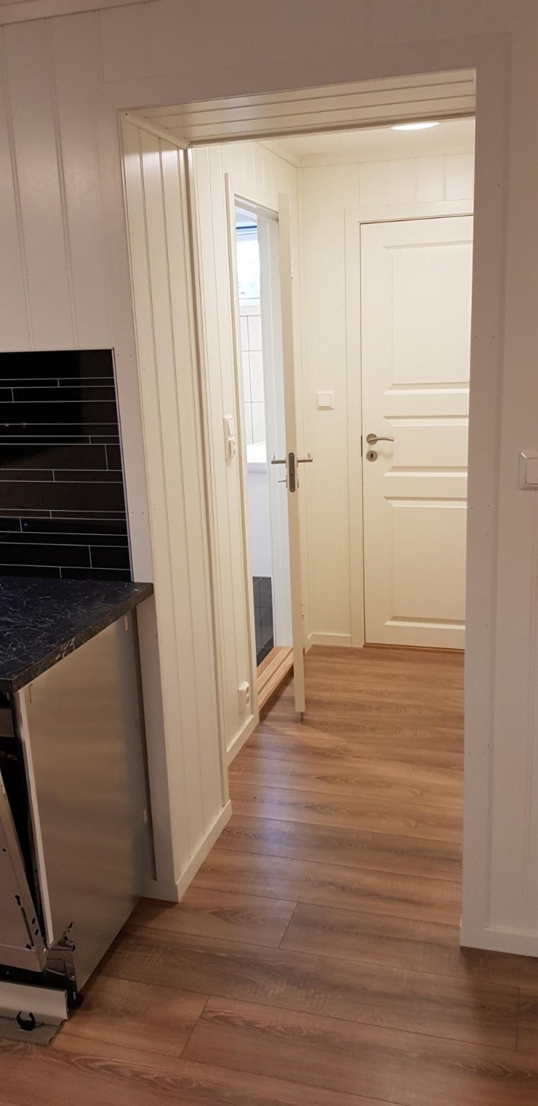 Gang med dør til bod og dør til bad Galleribilde