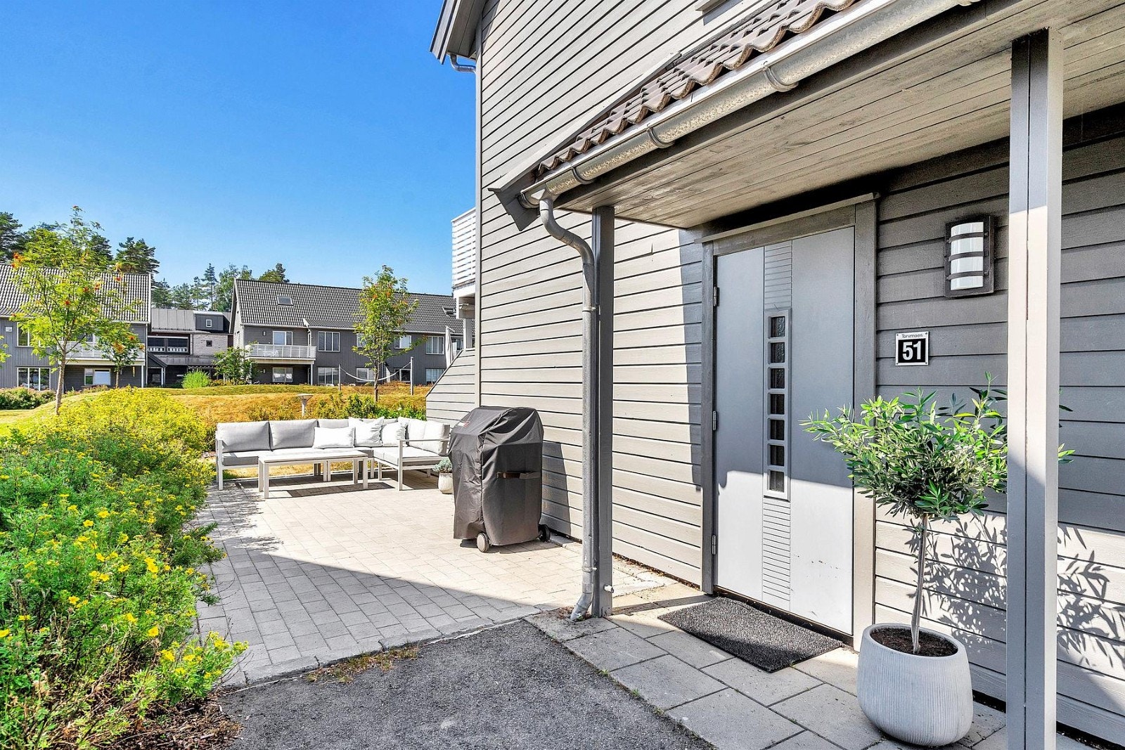 Trivelig inngangsparti med terrasse! Utvendig medfølger 2 boder rett ved inngangsdøra. Galleribilde