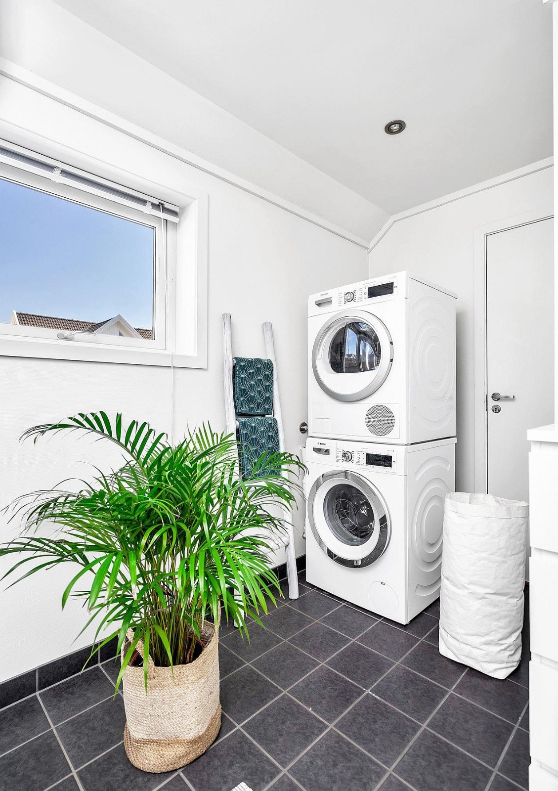Tekniskrom med styring ventilasjon m.m. på innsiden av badet. Galleribilde