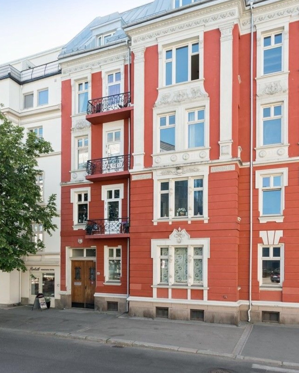 Kjøreport til venstre på fasaden Galleribilde