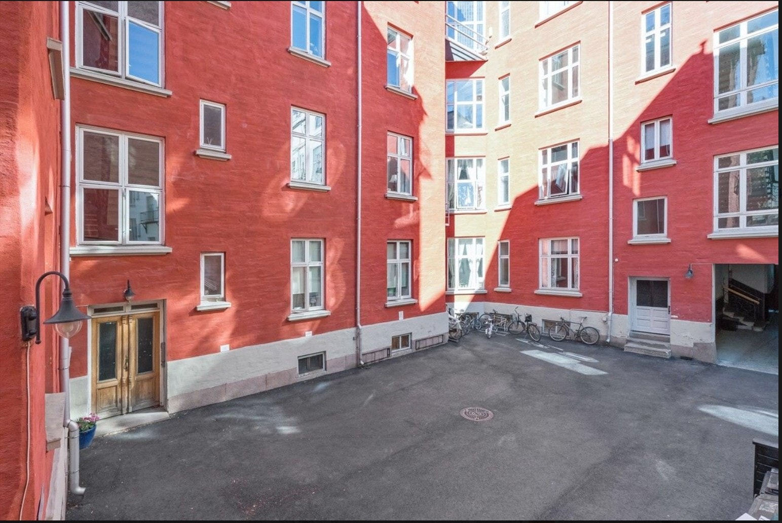 En av to faste plasser i bakgården (biloppstillingsplass) Galleribilde