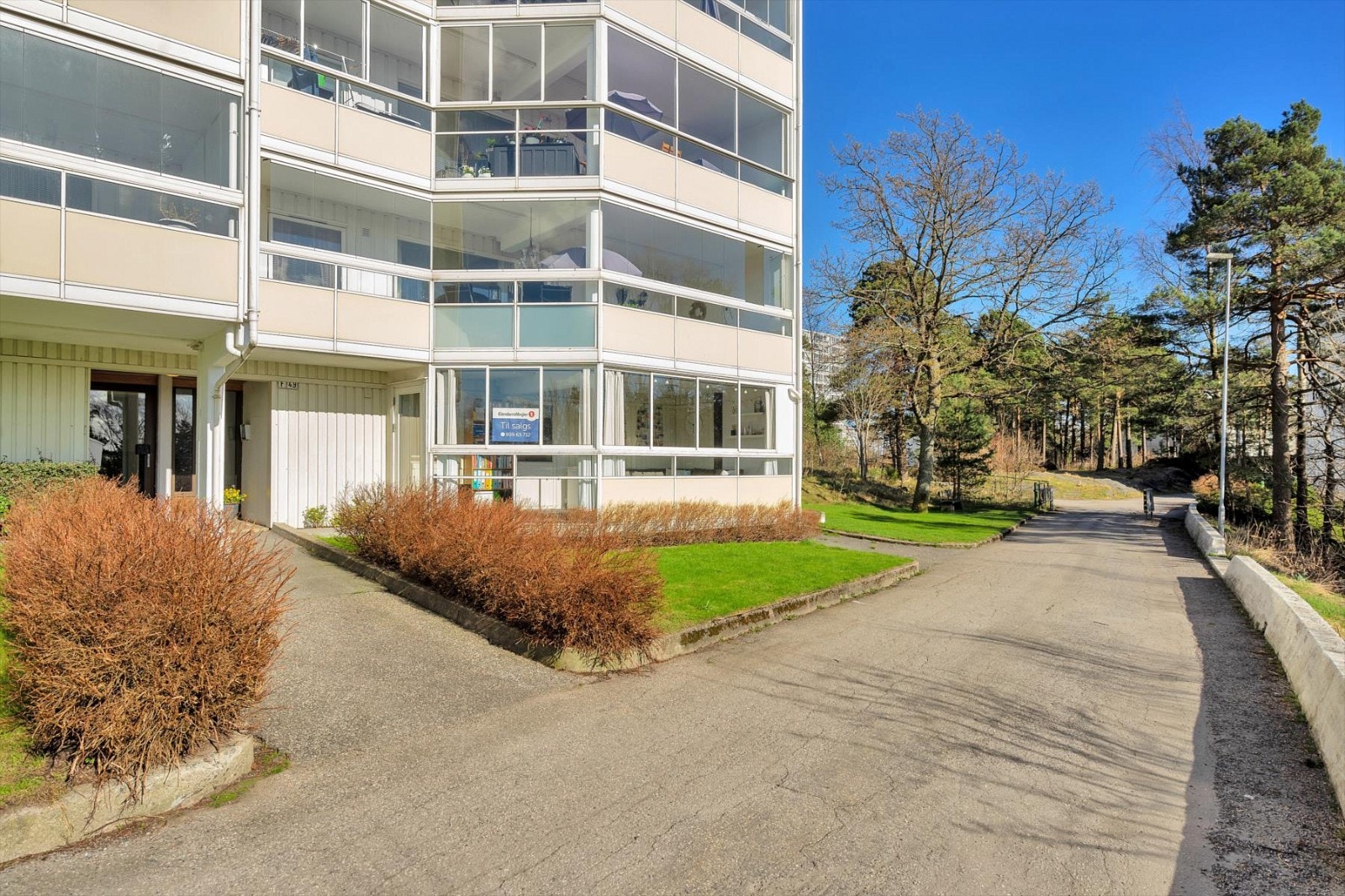 Kun gangsti forbi leiligheten så her kan man bo uten trafikk forbi verandaen! Galleribilde