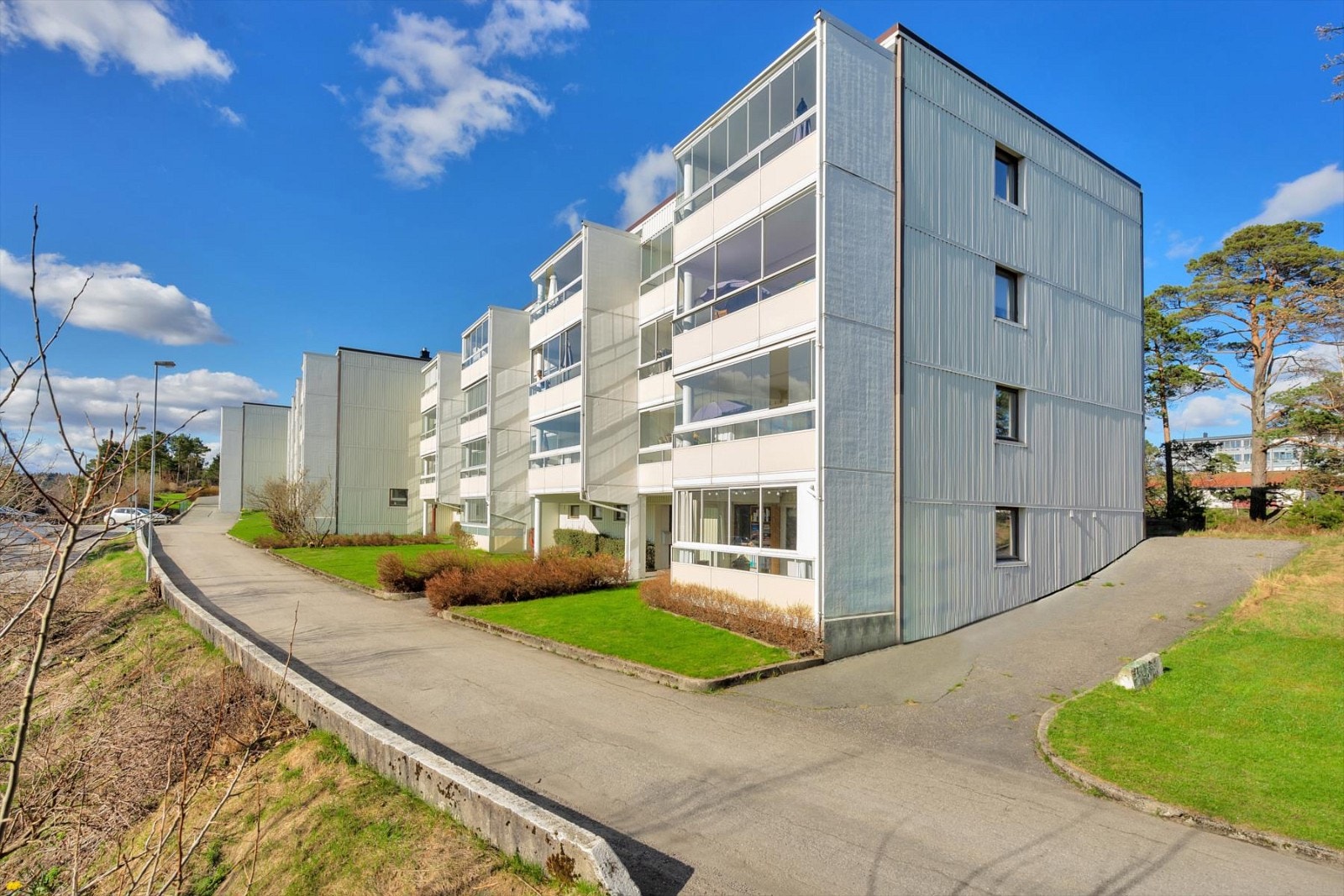 Leiligheten ligger usjenert til innerst i borettslaget med gode solforhold. Fra leiligheten er det gangavstand til butikk og buss med direkte avganger flere ganger i timen til byen og UiA. Galleribilde