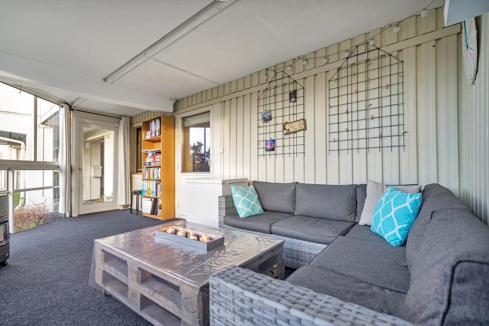 Stor inn-glasset veranda på hele 17 kvm. Verandaen ligger usjenert og innerst i borettslaget. Galleribilde