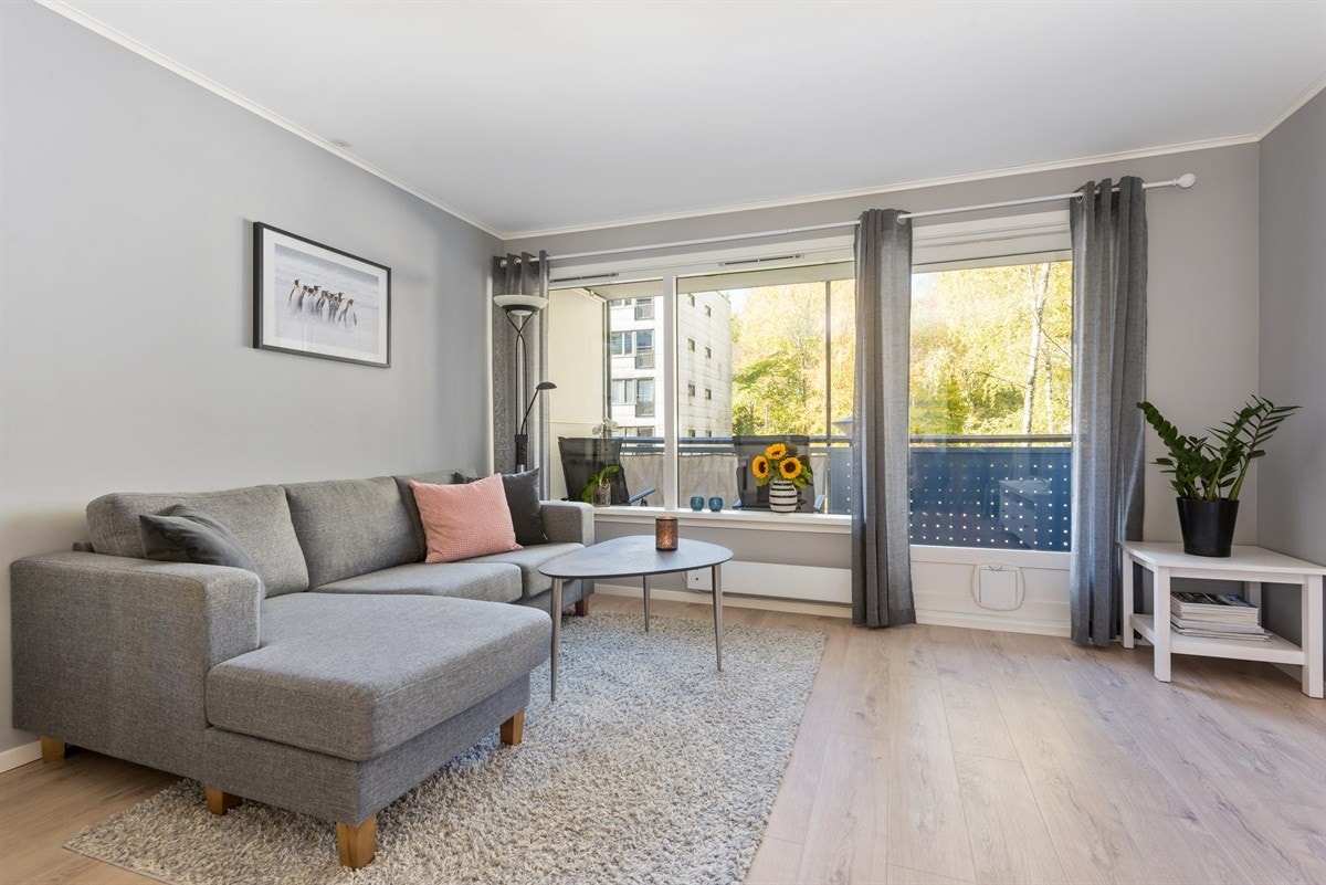 Store vindusflater og utgang til vestvendt balkong fra stuen Galleribilde