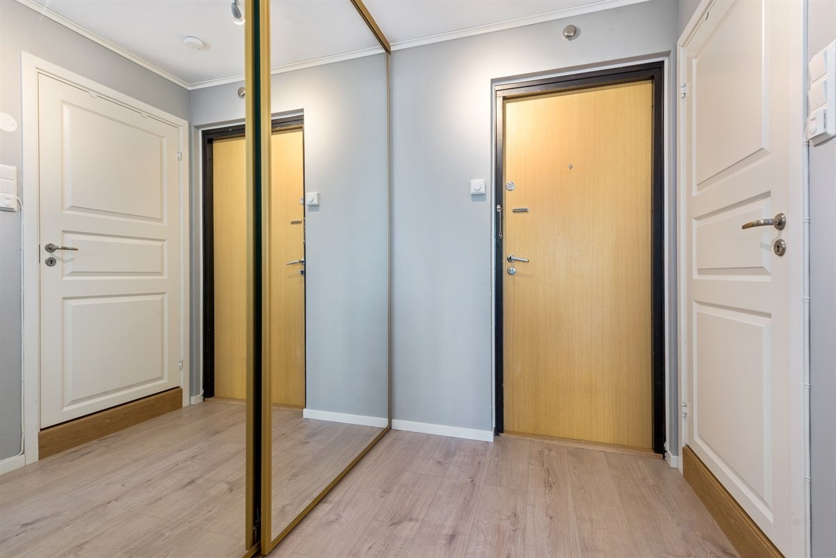 Leiligheten ligger en etasje opp fra bakkeplan. Det er heis i bygget. Galleribilde