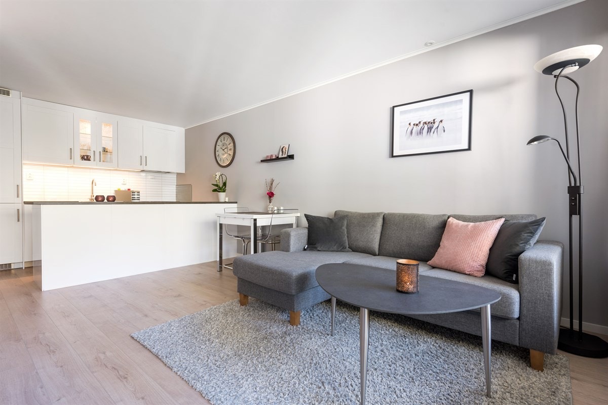 Det er lagt nyere gulv og veggene er overflatebehandlet i stuen Galleribilde