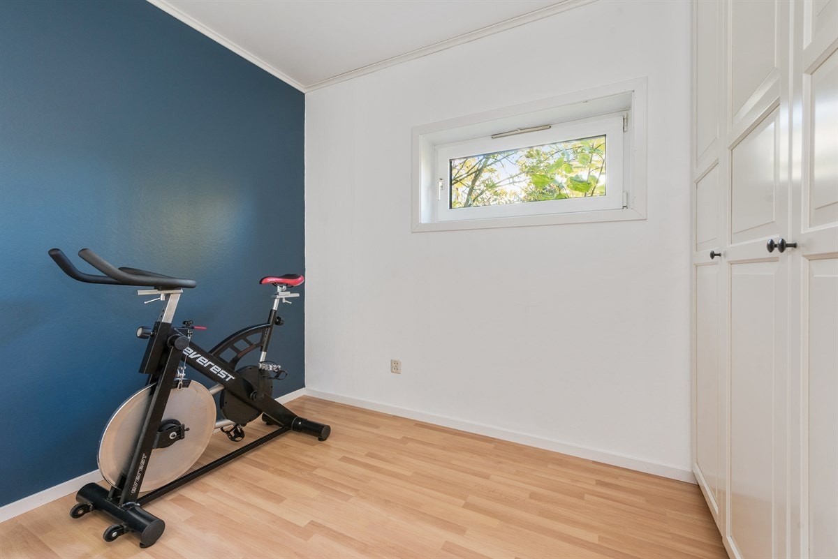 Dette er en endeleilighet så det er et ekstra rom med lite vindu som benyttes som kontor/treningsrom. Se takst for areal Galleribilde