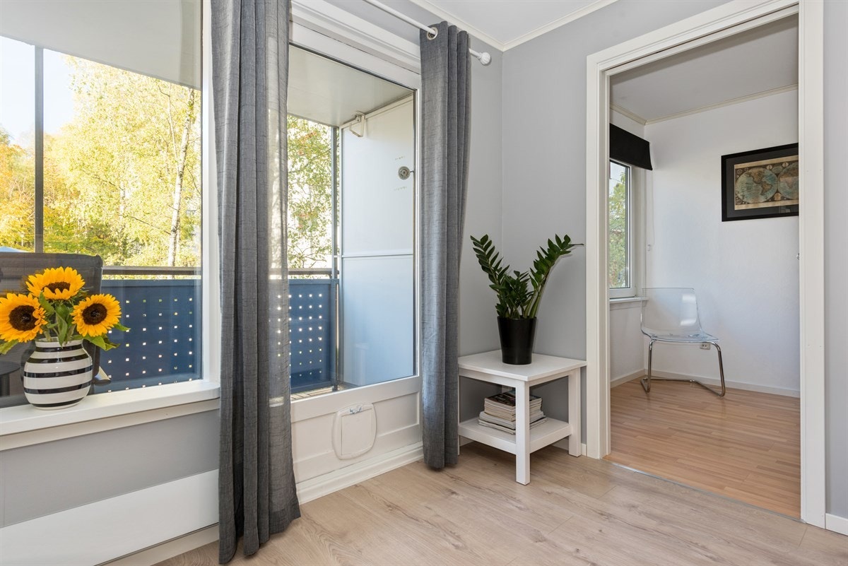 Inn fra stue ligger hovedsoverom. Praktisk skyvedør Galleribilde