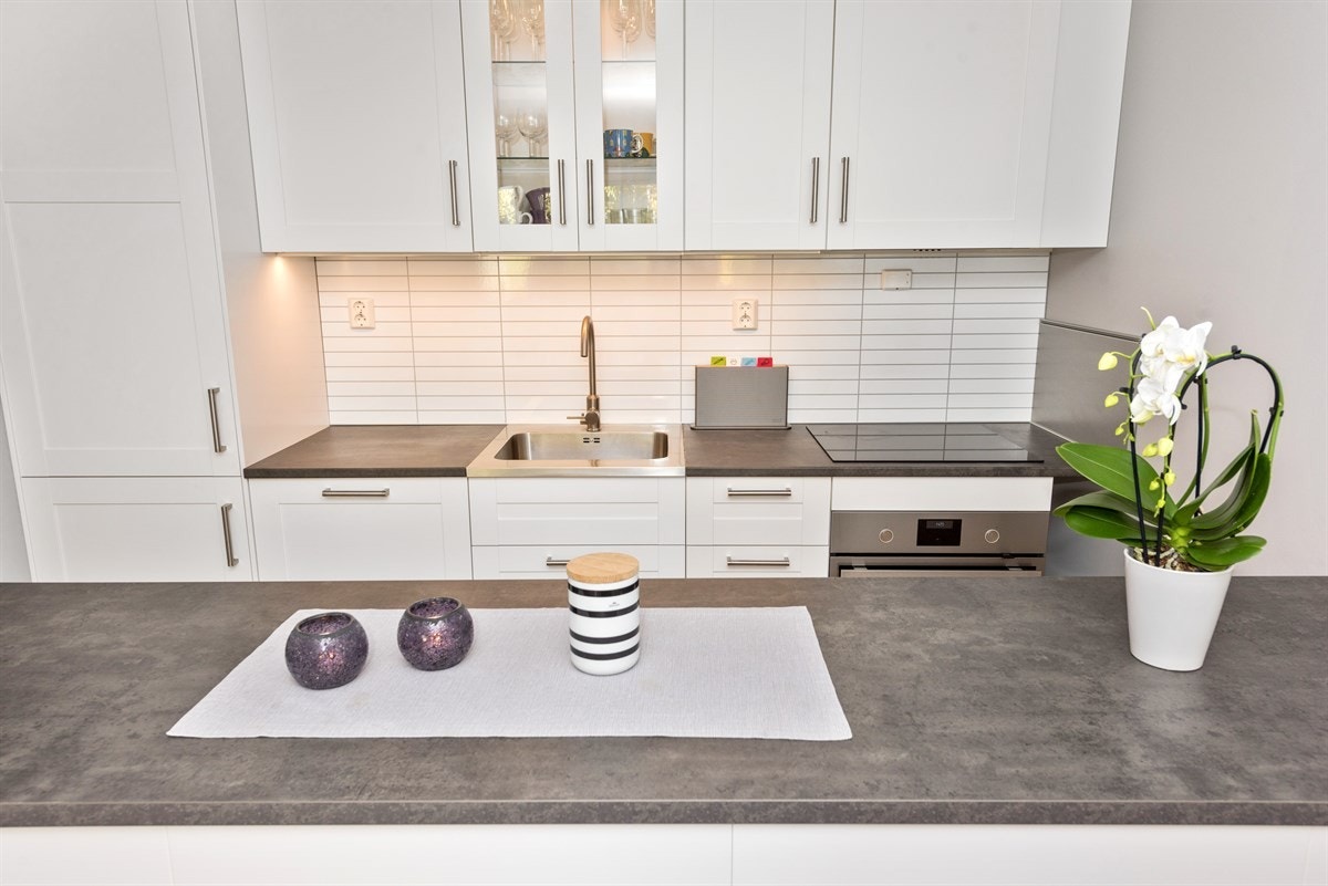 Store benkeflater som kan brukes som middagsbord og til matlaging Galleribilde