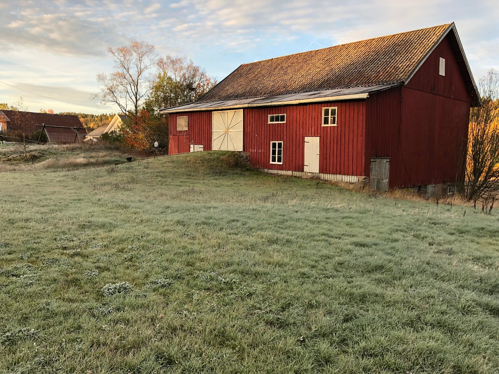 Gammel låve på eiendommen Galleribilde