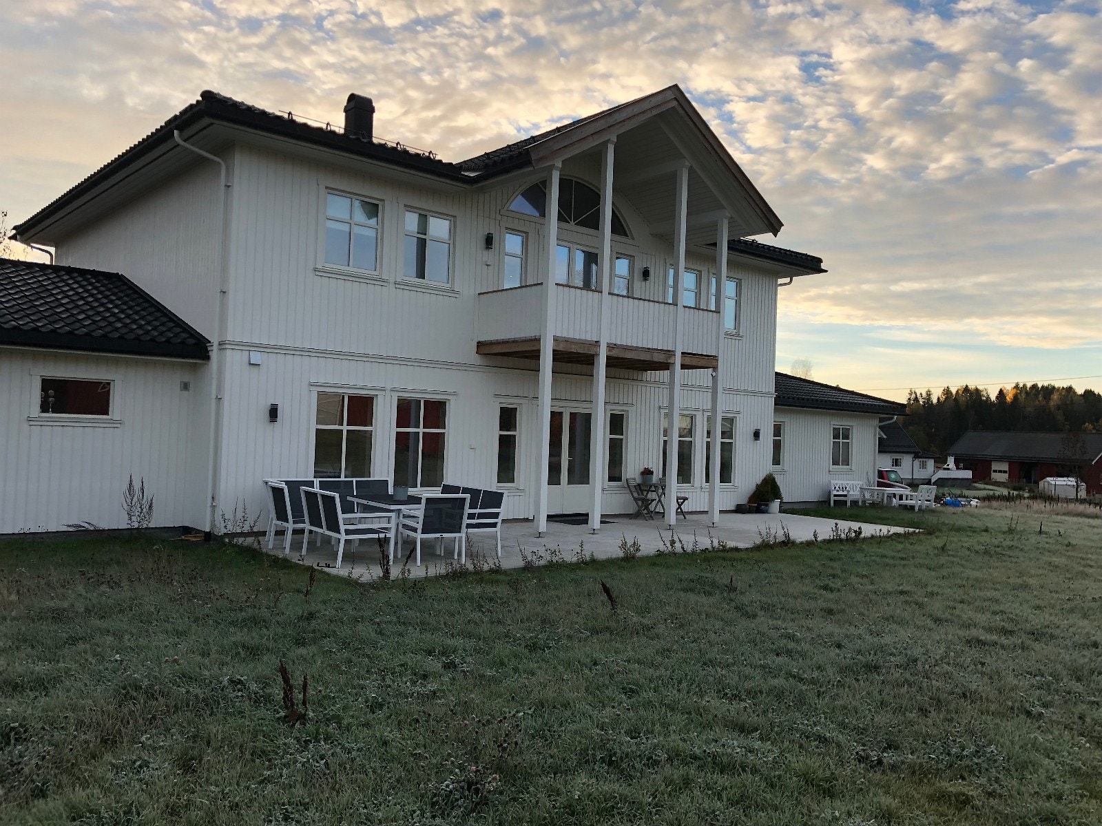 Uteplass med veldig stor hage Galleribilde