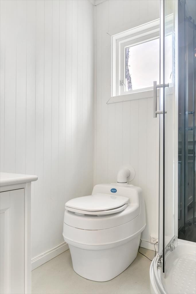 Toalett inne i hytta Galleribilde