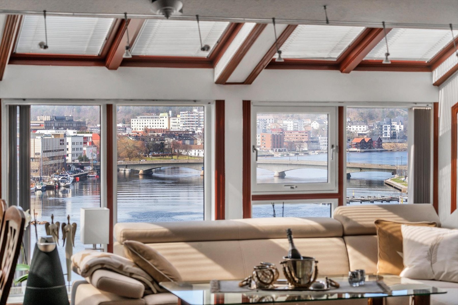 Utsikt fra vinduene i stuen Galleribilde