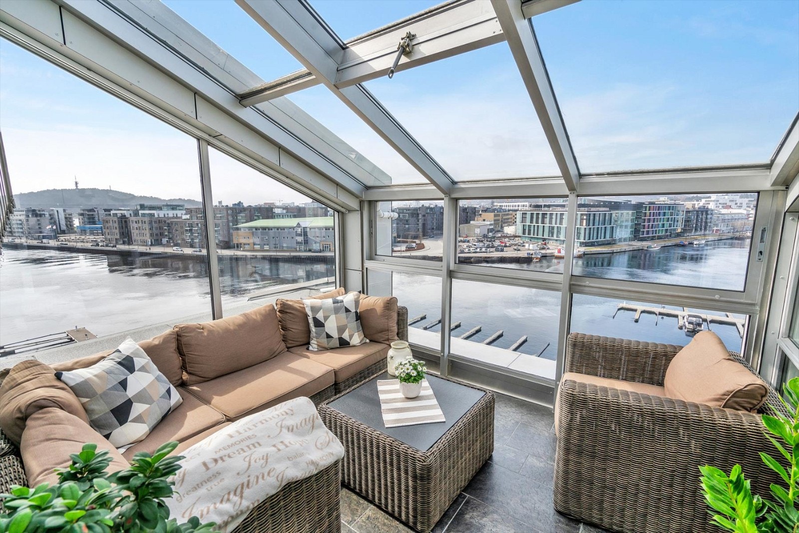 Leiligheten har en koselig, innglasset hagestue Galleribilde