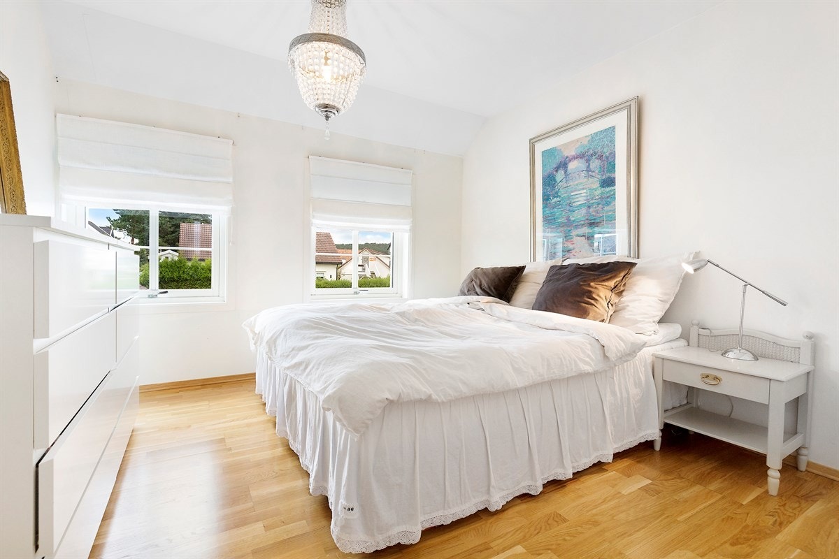 Lyst og trivelig hovedsoverom Galleribilde