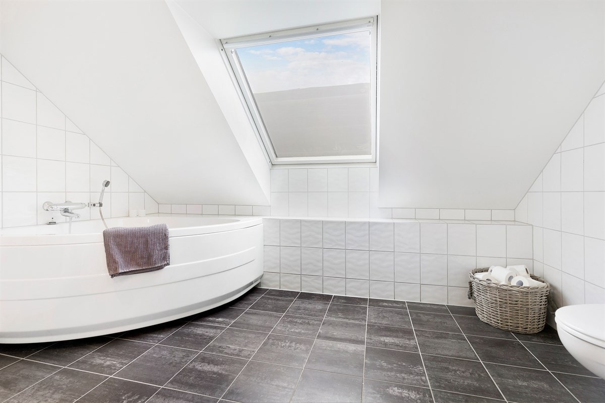 Romslig bad 2. etasje Galleribilde