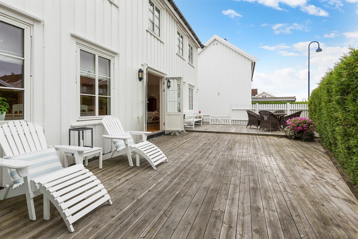 Solrik uteplass i usjenerte omgivelser Galleribilde