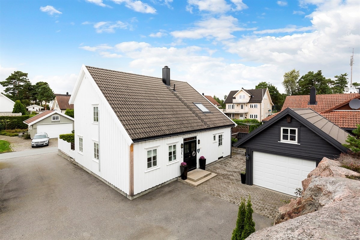 Gårdstun med parkering og frittstående garasje Galleribilde