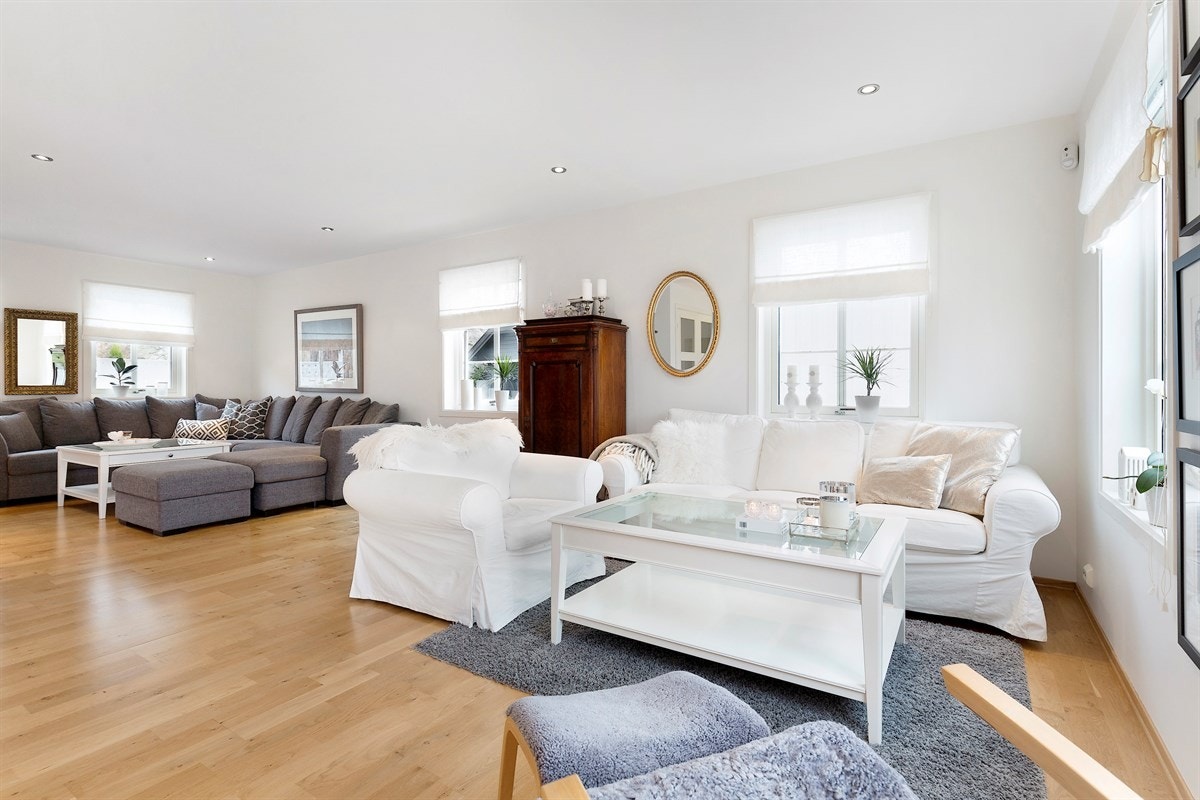 Romslig stue med god plass Galleribilde