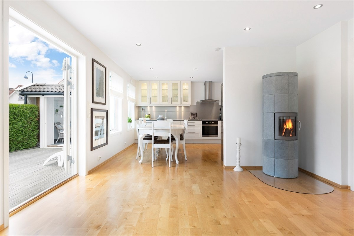 Stue med store lyse flater Galleribilde