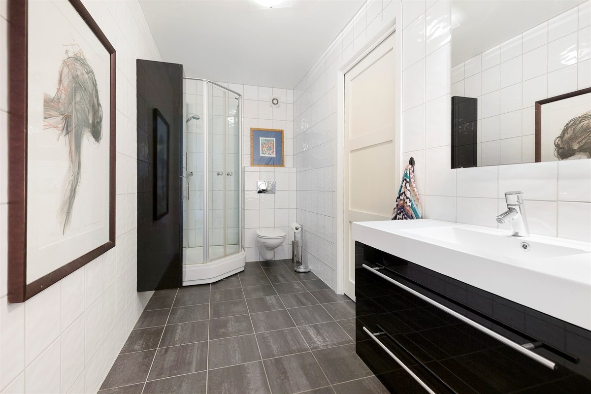 pen baderomsinnredning, dusjkabinett Galleribilde