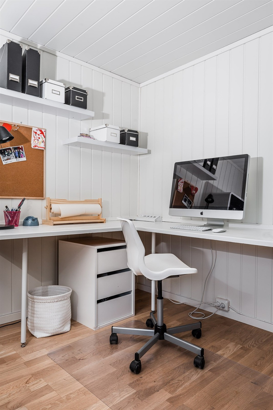 I kjeller er det en lun kjellerstue med rom for praktisk kontor/studieplass