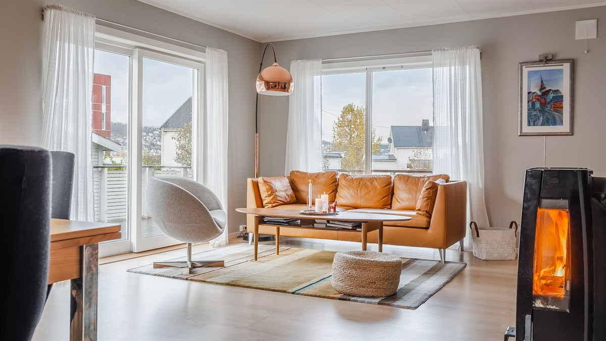 Lys og moderne stue med nye vindu fra gulv til tak - utgang til veranda med god solgang