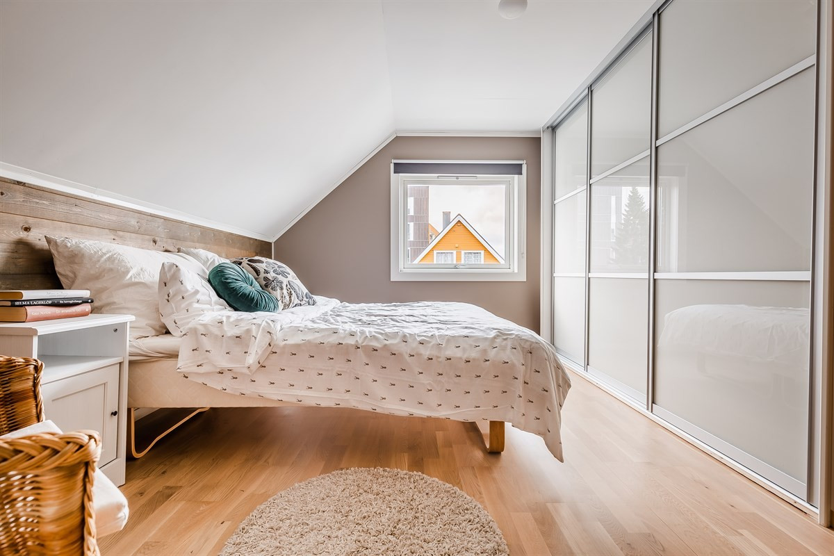 God oppbevaring i skyvedørsgarderobe